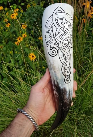 CELTIC WOLF, CARVED DRINKING HORN 0,4 L