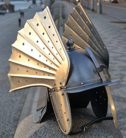 POLNISCHER HUSAR, GEFLÜGELTER HELM, TANNENZAPFEN