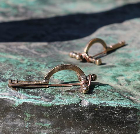 FIBULE DE BRONZE CROISÉ ROMAIN, RÉPLIQUE