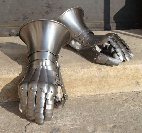 GAUNTLETS, PLATE ARMOUR