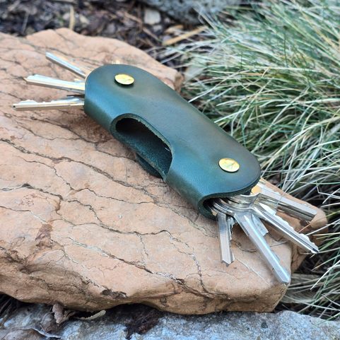 LEATHER KEYCHAIN WITH SCREWS, GREEN