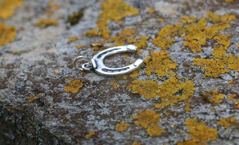 PENDENTIF EN FER À CHEVAL
