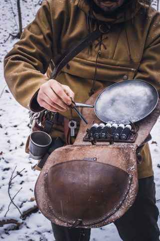 BUSHCRAFT SET IN LEATHER CASE - PAN 23 CM, FORK, SET OF SPICES, FLINT