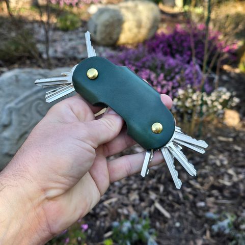 LEATHER KEYCHAIN WITH SCREWS, GREEN