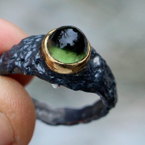 KRUMLOV, BAGUE DE LUXE EN ARGENT AVEC MOLDAVITE TCHÈQUE