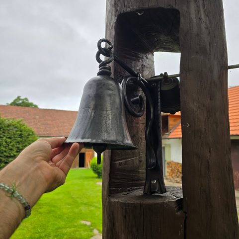 CLOCHE - GRANDE CLOCHE EN FER FORGÉ