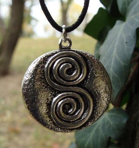 NEWGRANGE, SILVERED NECKLACE