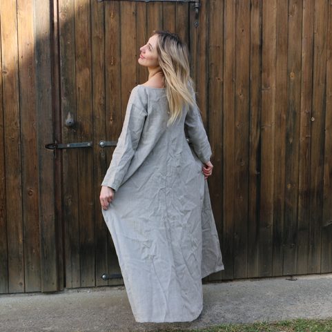 MEDIEVAL WOMEN'S CLOTHING - PLAIN WOMAN 2ND HALF OF THE 14TH CENTURY