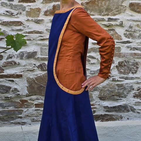 SLEEVELESS OVERGOWN - LESSER NOBLEWOMAN / WEALTHIER TOWNSWOMAN, SURCOTTE, 2ND HALF OF THE 14TH CENTURY