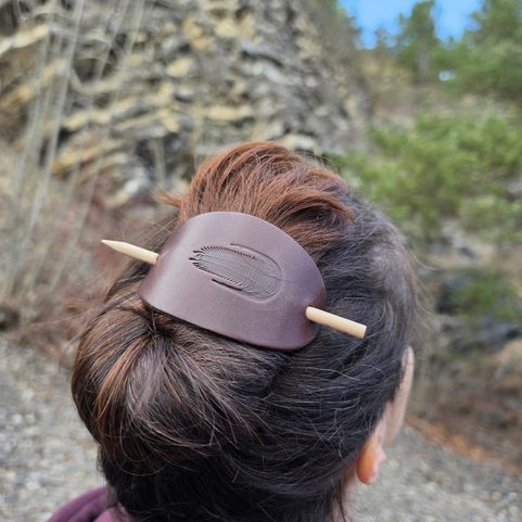 LEDER-HAARSPANGE, TRILOBIT, BRAUN