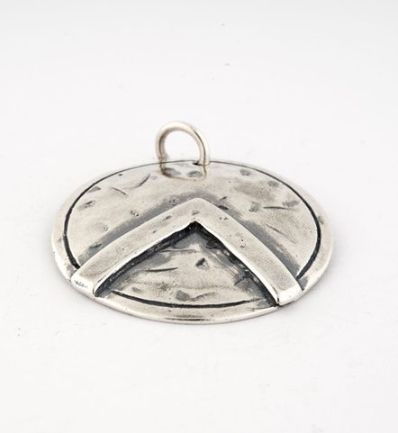 BOUCLIER SPARTIATE, PENDENTIF EN ARGENT