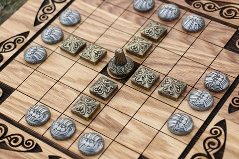 FIDCHELL KELTISCHE BRETTSPIELVERSION VON BRIAN BORU MIT EICHENBRETT
