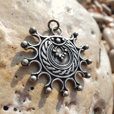 DEVANA, SLAWISCHES SONNENAMULETT, ZINK-ANTIKSILBER