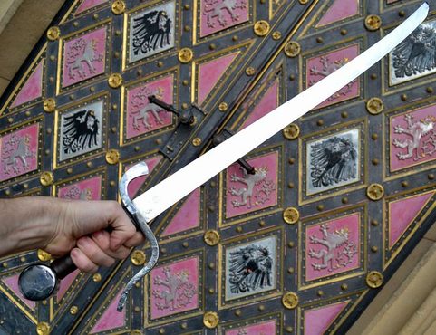 FALCHION WITH S TYPE GUARD