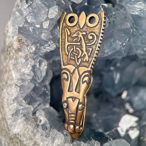 MANTEAU À CROCHETS, ANGLETERRE, IXE SIÈCLE