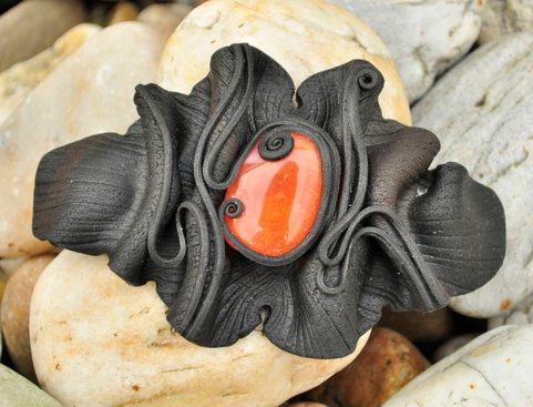 BROCHE EN CORNALINE