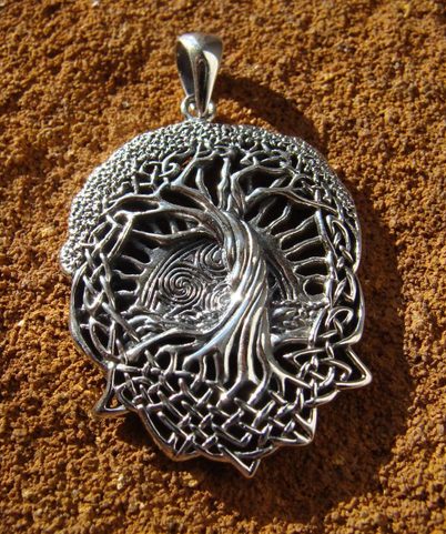 NOTRE MONDE, NOTRE VIE, PENDENTIF