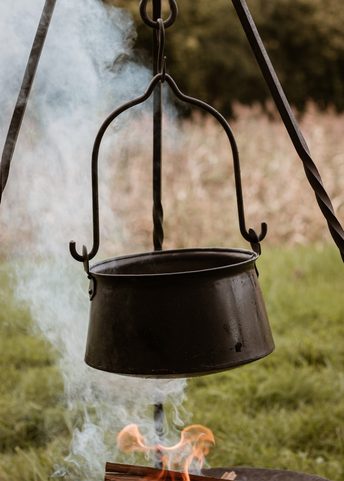 HISTORICAL CAULDRON FOR A FIRE PIT, 5 LITRES