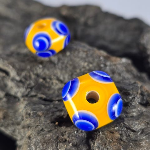 PERLE CELTIQUE EN VERRE À DOUBLE DÉCOR OCULÉ, RÉPLIQUE DE LA PÉRIODE DE HALLSTATT.