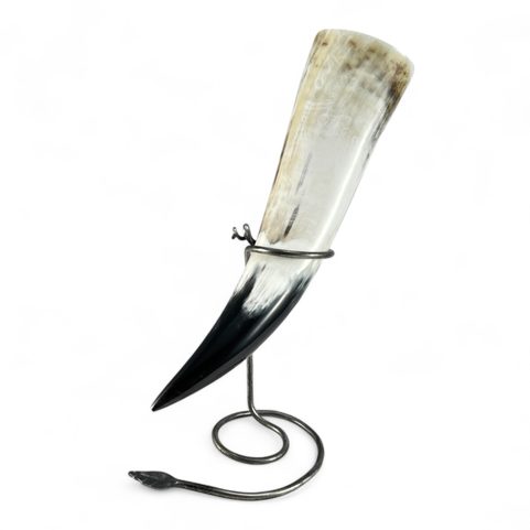 STAND FOR DRINKING HORN