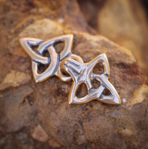 BRONZE CLOAK BROOCH WITH TRIQUETRA, SMALL