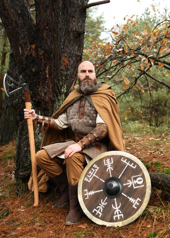 VIKING SHIELD VEGVÍSIR WITH RAWHIDE EDGING, 60 CM