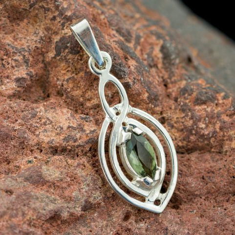 MAIA, PENDENTIF, FACETTES MOLDAVITE, ARGENT