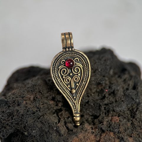 ROMAN PENDANT, II. CENTURY, BRONZE GARNET