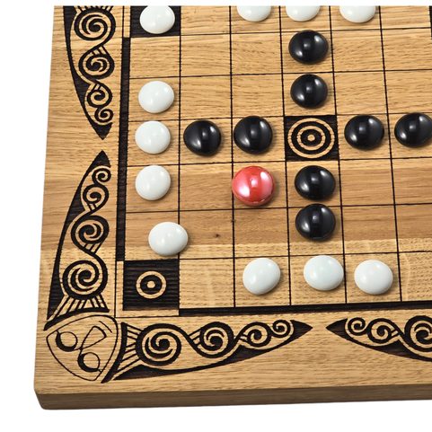 FIDCHELL CELTIC BOARD GAME VERSION BRIAN BORU WITH OAK BOARD, GLASS