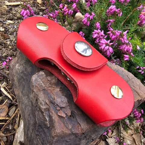 MEDIEVAL ROSE, LEATHER KEY RING WITH SCREWS, RED