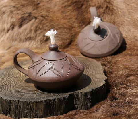 OIL LAMP WITH A LID