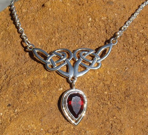 MY CELTIC HEART, SILVER NECKLACE WITH GARNET