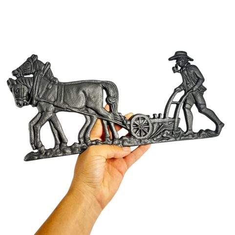 LABOUREUR ET CHEVAUX, DÉCOR D'ÉCURIE, FONTE