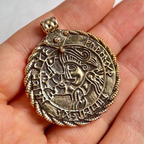 VADSTENA BRACTEATE, PENDENTIF EN BRONZE