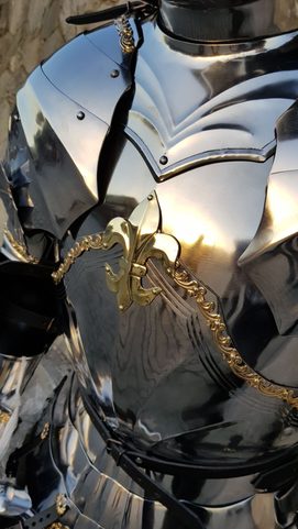 LUXURIÖSE GOTISCHE RÜSTUNG MIT KANONEN
