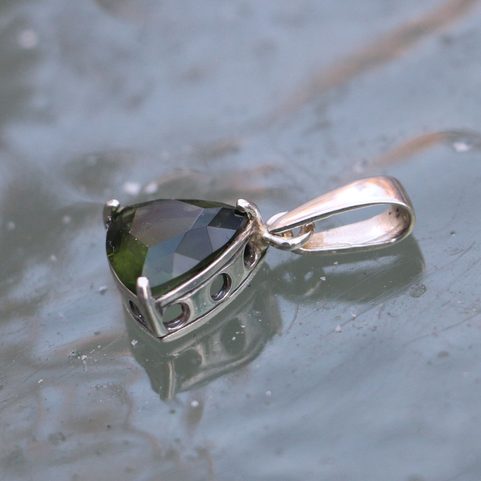 MOLDAVITE - TRIANGULAIRE DE LUXE, PENDENTIF EN ARGENT