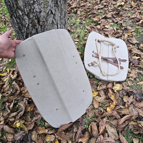 BOUCLIER MÉDIÉVAL – PAVOIS 60 × 45 CM