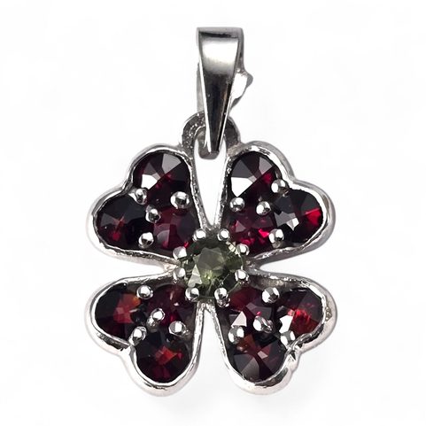 CLOVERLEAF PENDANT WITH MOLDAVITE AND GARNETS, 925 SILVER