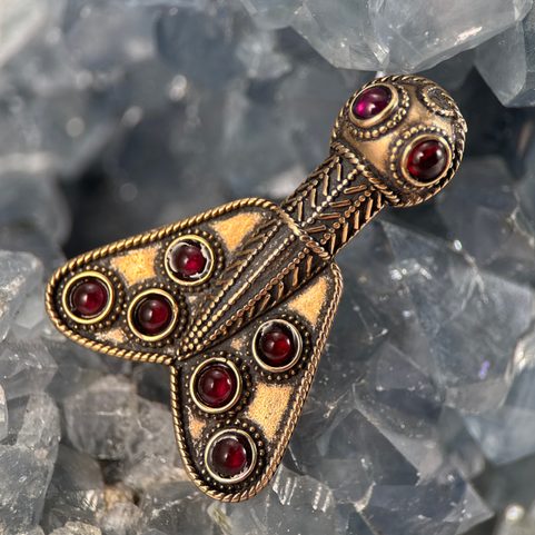 BROCHE FRANQUE - MÉROVINGIENNE, BRONZE AVEC GRENAT EN FORME DE CIGALE, 5E SIÈCLE