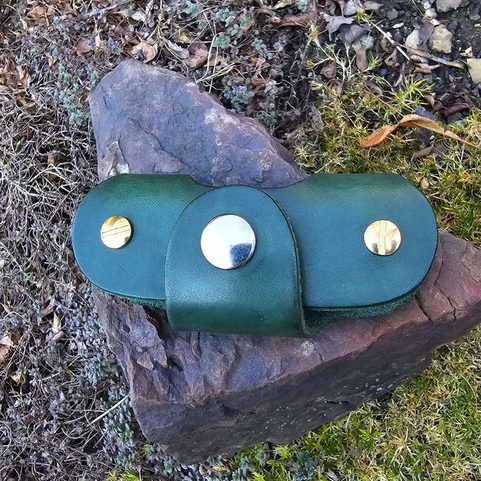 LEATHER KEYCHAIN WITH SCREWS, GREEN