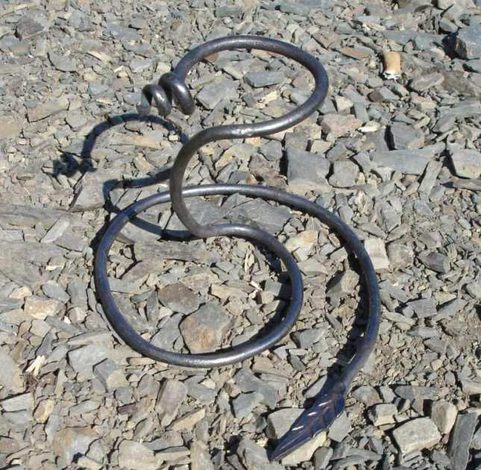 STAND FOR DRINKING HORN