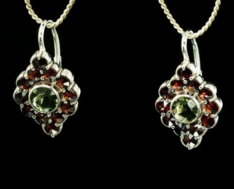 SIBILA, EARRINGS, MOLDAVITE, GARNET, SILVER