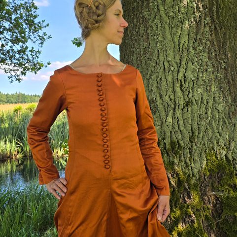 WOMEN'S DRESS - LESSER NOBLEWOMAN / WEALTHIER TOWNSWOMAN, 2ND HALF OF THE 14TH CENTURY