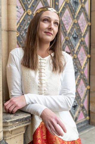 SURCOAT, MEDIEVAL WOMEN'S CLOTHING, 14TH CENTURY