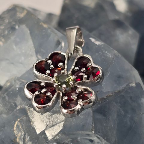 CLOVERLEAF PENDANT WITH MOLDAVITE AND GARNETS, 925 SILVER
