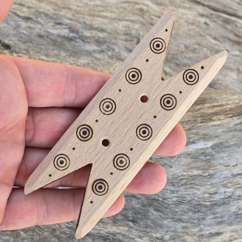 CHAUSSON DE TISSAGE DÉCORÉ, BOIS DE HÊTRE