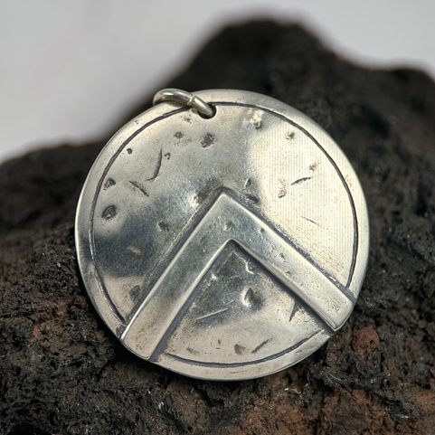 BOUCLIER SPARTIATE, PENDENTIF EN ARGENT