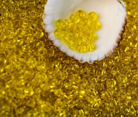CZECH ROCAILLE SEED BEADS, TRANSPARENT YELLOW 5/0