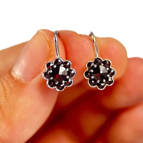 FLORA, SILVER EARRINGS WITH GARNETS, AG 925/1000