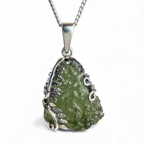 FOUGÈRE, PENDENTIF EN ARGENT AVEC MOLDAVITE